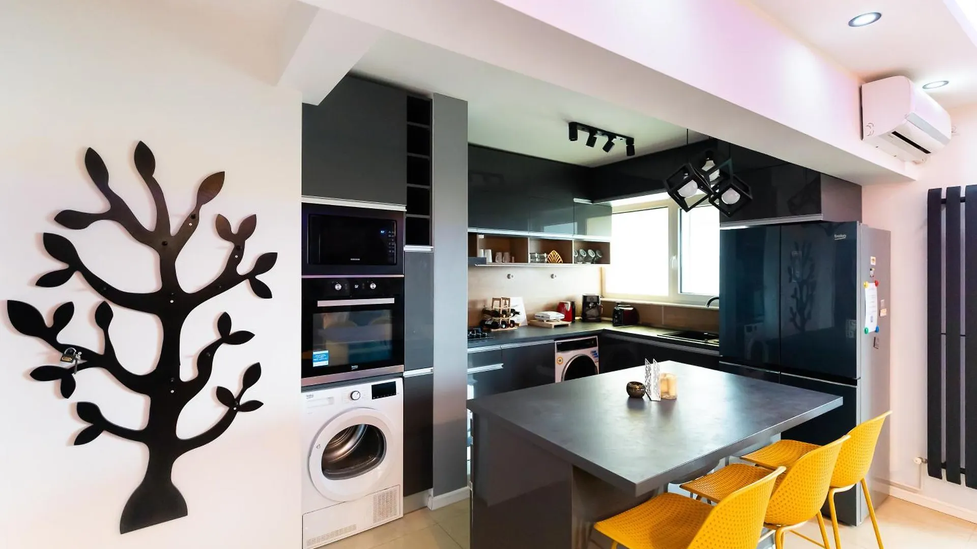 Lazy'S Haven - Modern 2Br Apt In The City Center Bucharest Apartment